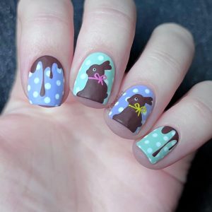 unhas poá azul e chocolate e coelhinhos da páscoa