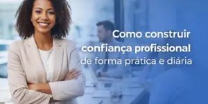 Mulher profissional confiante em blazer claro no escritório 2026