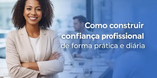 Mulher profissional confiante em blazer claro no escritório 2026