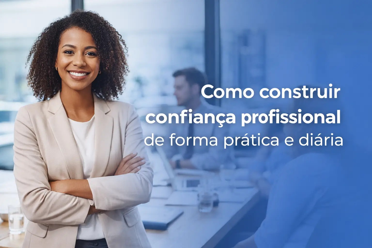 Mulher profissional confiante em blazer claro no escritório 2026