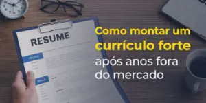 Currículo com seção de perfil, habilidades e experiência em uma mesa com itens de escritório