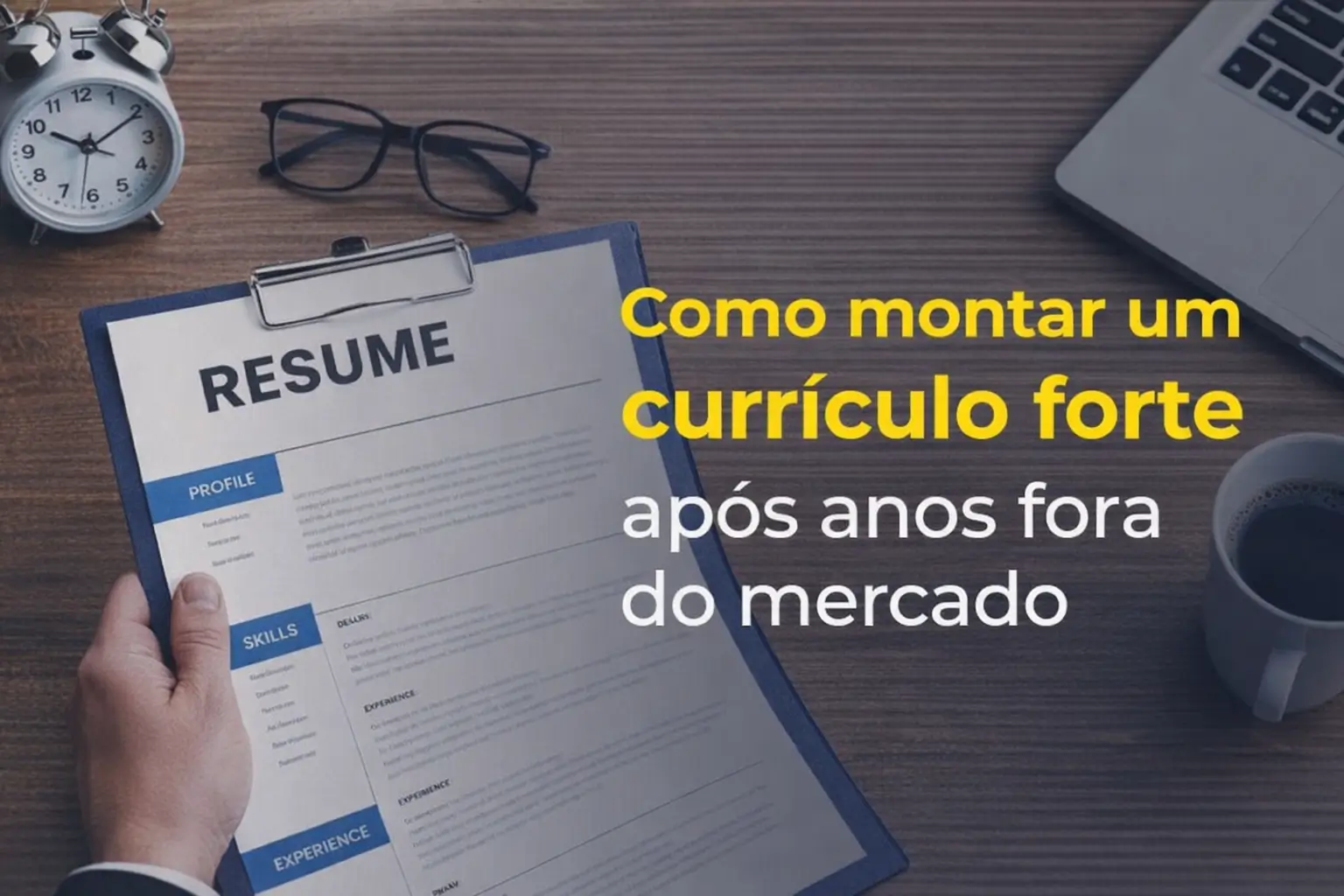 Currículo com seção de perfil, habilidades e experiência em uma mesa com itens de escritório