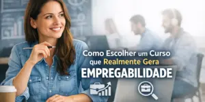 Mulher sorrindo em ambiente de aprendizagem com foco em empregabilidade