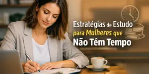 Mulher jovem escreve em caderno ao lado de laptop e café, estratégias de estudo para mulheres ocupadas.
