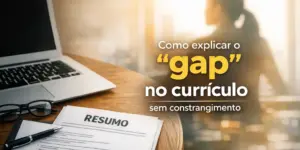 Laptop com documento intitulado 'RESUMO' em mesa de madeira, luz solar ao fundo