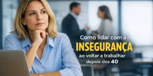 Mulher loira pensativa na mesa com texto sobre insegurança ao trabalhar após os 40