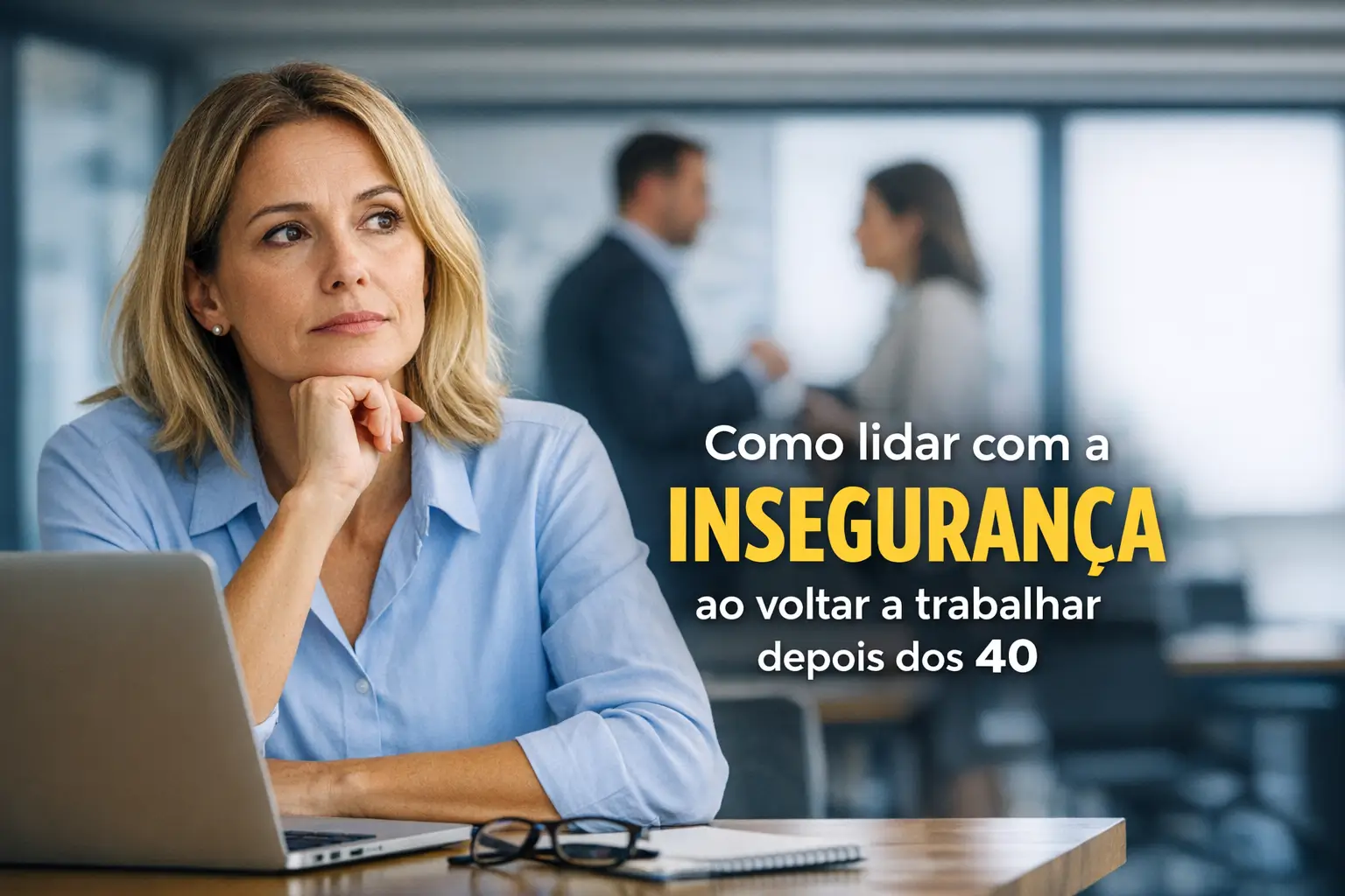 Mulher loira pensativa na mesa com texto sobre insegurança ao trabalhar após os 40