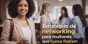 Mulher confiante com blazer bege sorrindo e segurando café em evento de networking
