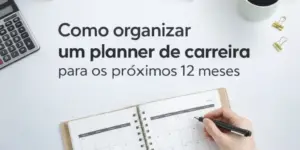 Mão escrevendo em planner com calendário, calculadora e frase 'Como organizar um planner de carreira para os próximos 12 meses'