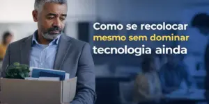 Homem grisalho segurando uma caixa com planta e livros em ambiente corporativo