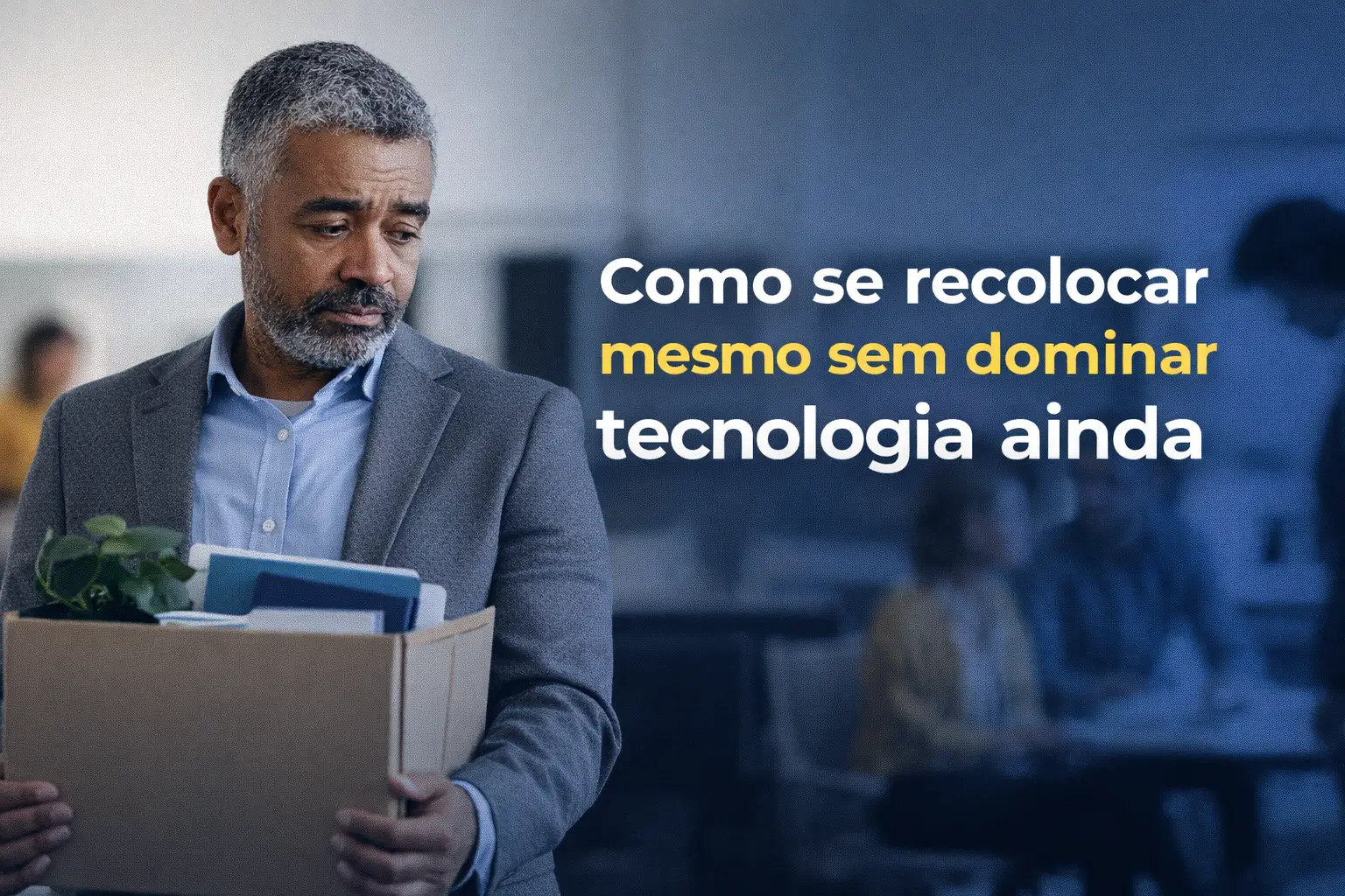 Homem grisalho segurando uma caixa com planta e livros em ambiente corporativo