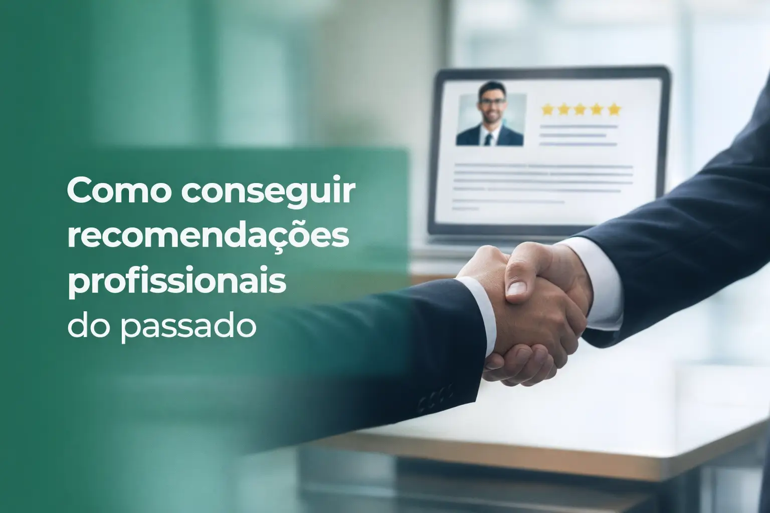 Duas pessoas apertando as mãos com um laptop ao fundo mostrando recomendações profissionais
