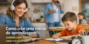 Mulher com fones sorrindo ao laptop enquanto menino escreve com lápis verde