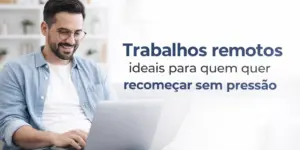 Homem sorrindo no sofá com laptop, promovendo trabalhos remotos ideais