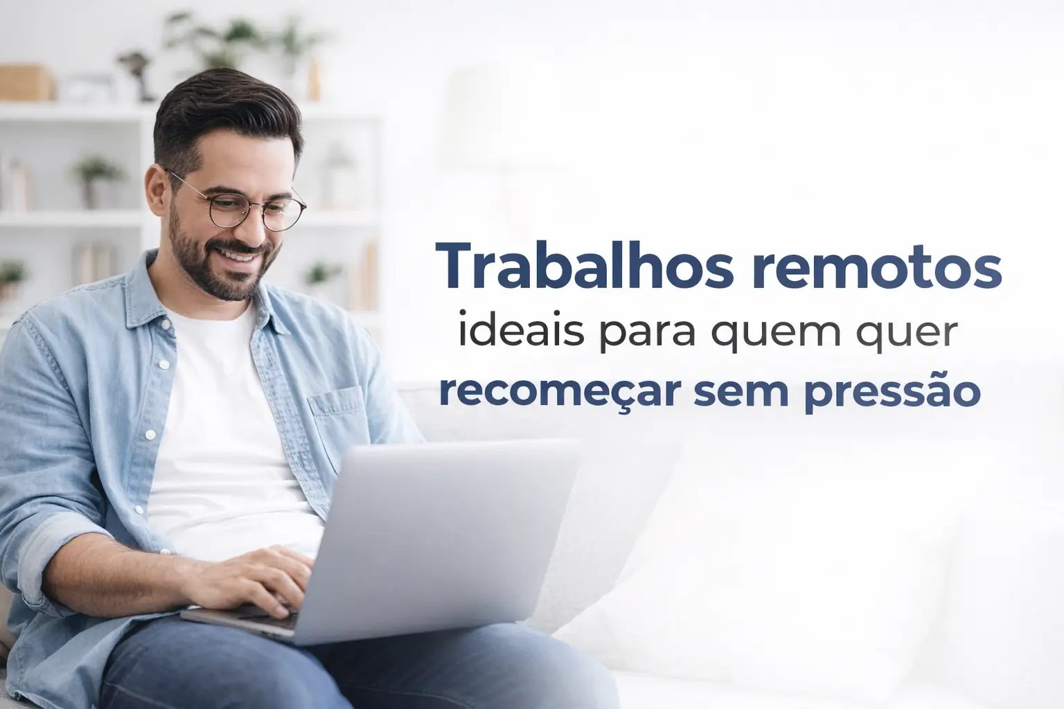 Homem sorrindo no sofá com laptop, promovendo trabalhos remotos ideais